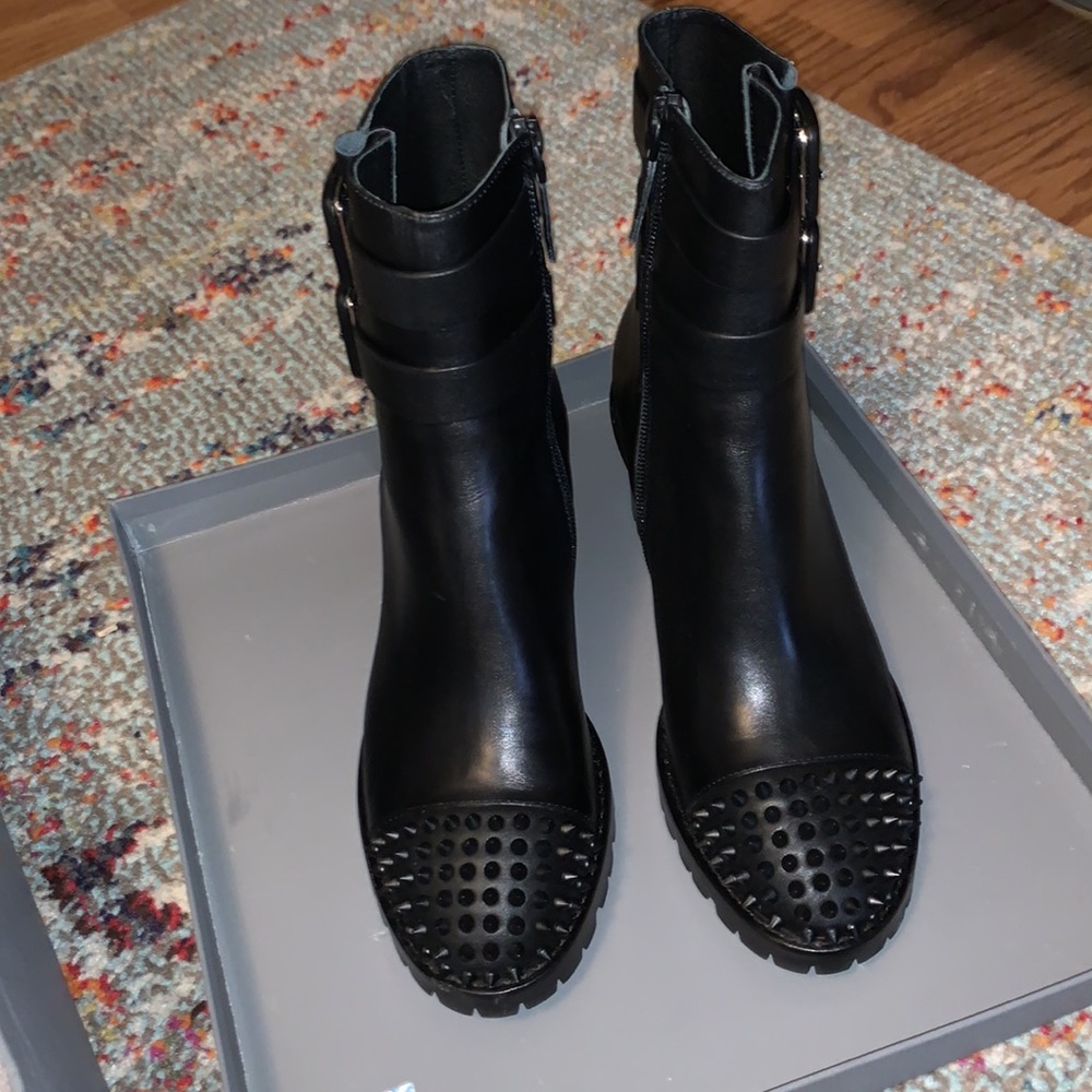 NEW Lola Cruz black spike toe boot